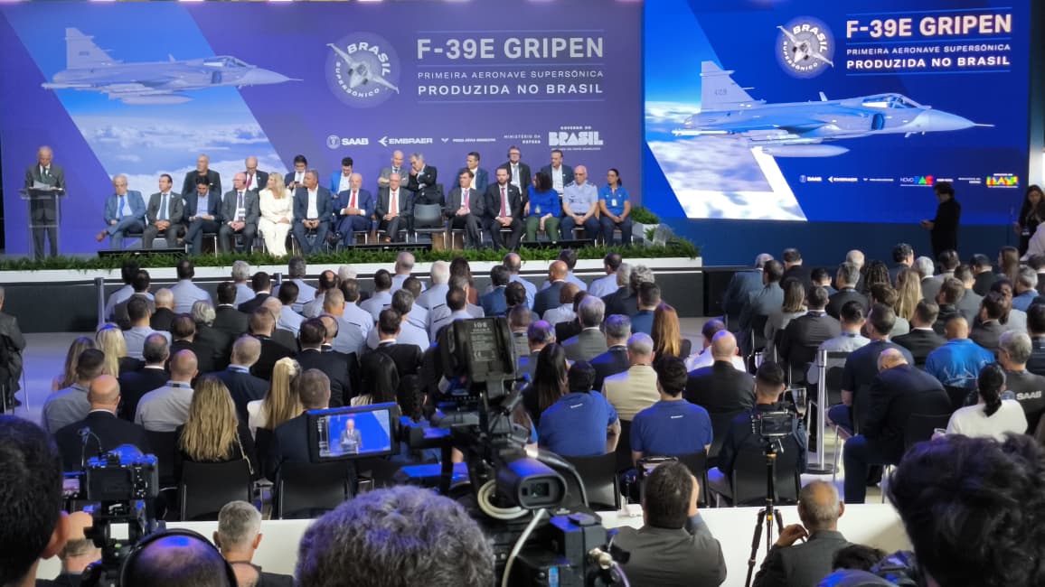 Foto 13 de 15 — Lula chega com comitiva à Embraer e apresenta caça Gripen em agenda na região; VEJA FOTOS